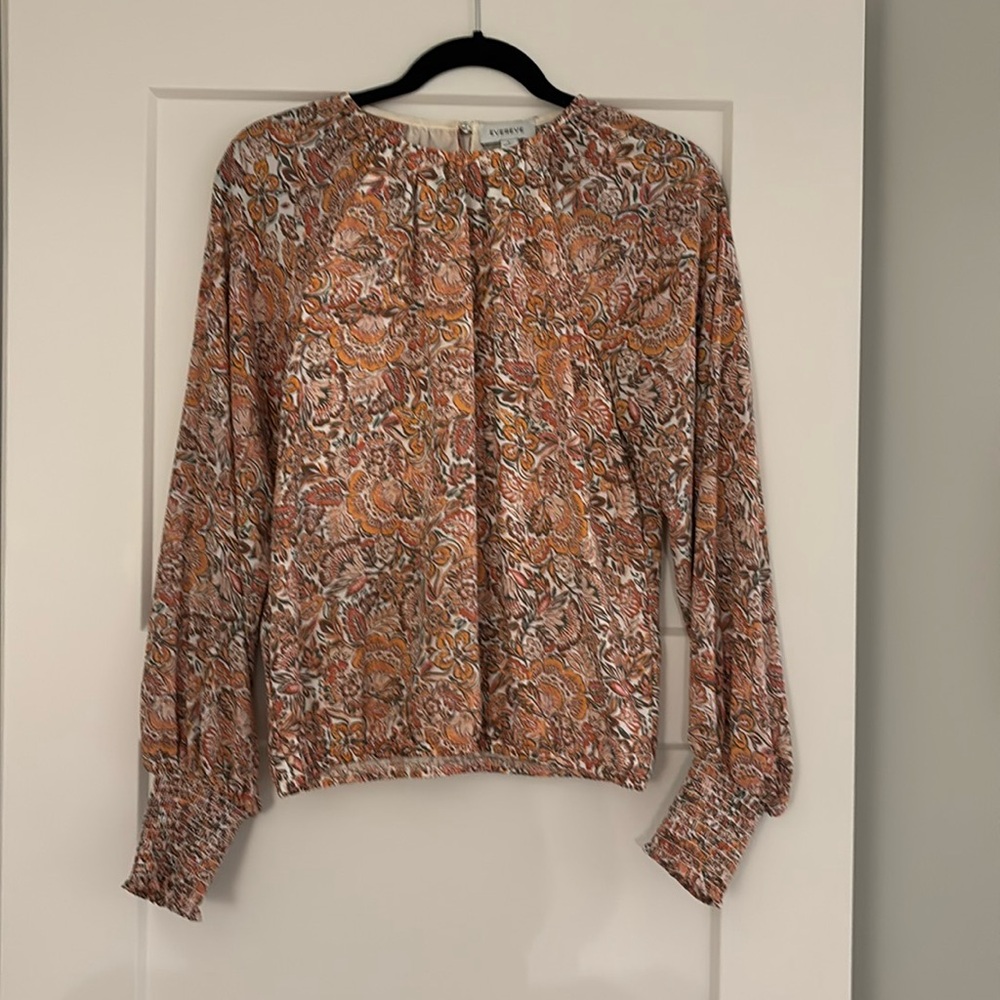Evereve blouse w/adorable cuff detail and elastic hem at waist  Size: Small